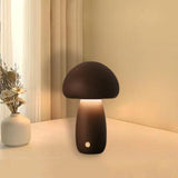 Genopladelig bordlampe med svampe i træ