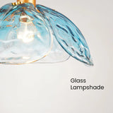 Kreativ pendel med blomsterblade ved sengen