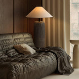 Gulvlampe i vejrbidt træ