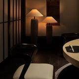 Gulvlampe i vejrbidt træ