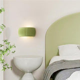 Moderne art deco-væglampe med ribber i harpiks