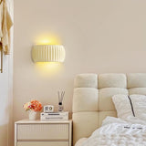 Moderne art deco-væglampe med ribber i harpiks