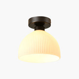 Moderne loftslampe i mælkehvidt glas
